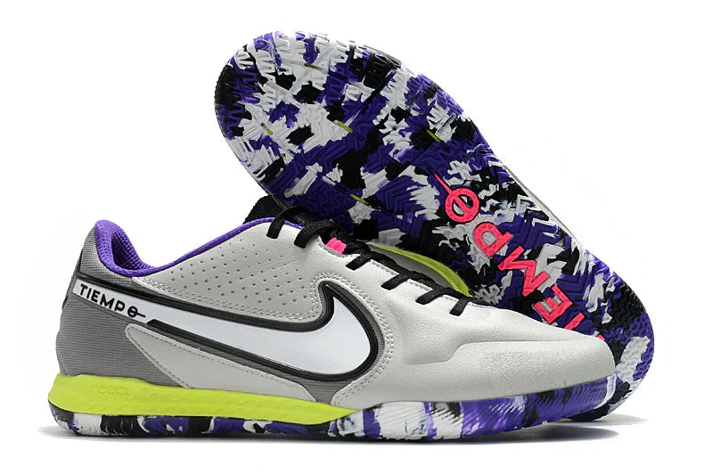 Chuteira Futsal Nike Tiempo Legend 9 Elite IC Cinza com detalhe em roxo e solado colorido.