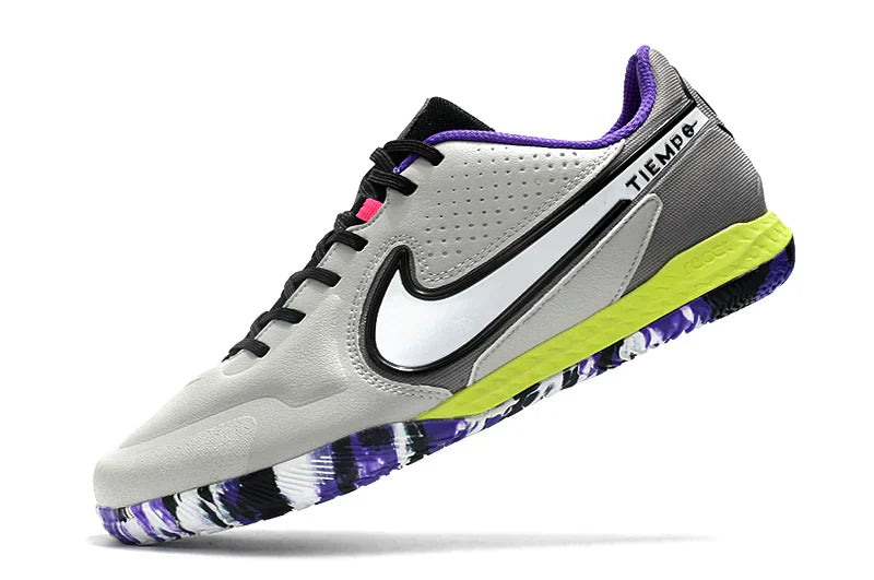 Chuteira Futsal Nike Tiempo Legend 9 Elite IC Cinza com detalhes em roxo e verde, ideal para jogos em quadra.