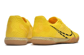 Chuteira Futsal Nike React Gato IC - Amarela vista traseira com design em amarelo e detalhes em preto.