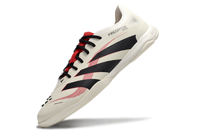 Chuteira Futsal Adidas Predator 24 Elite IC Bege com design moderno, ideal para jogadas de futsal em interiores.