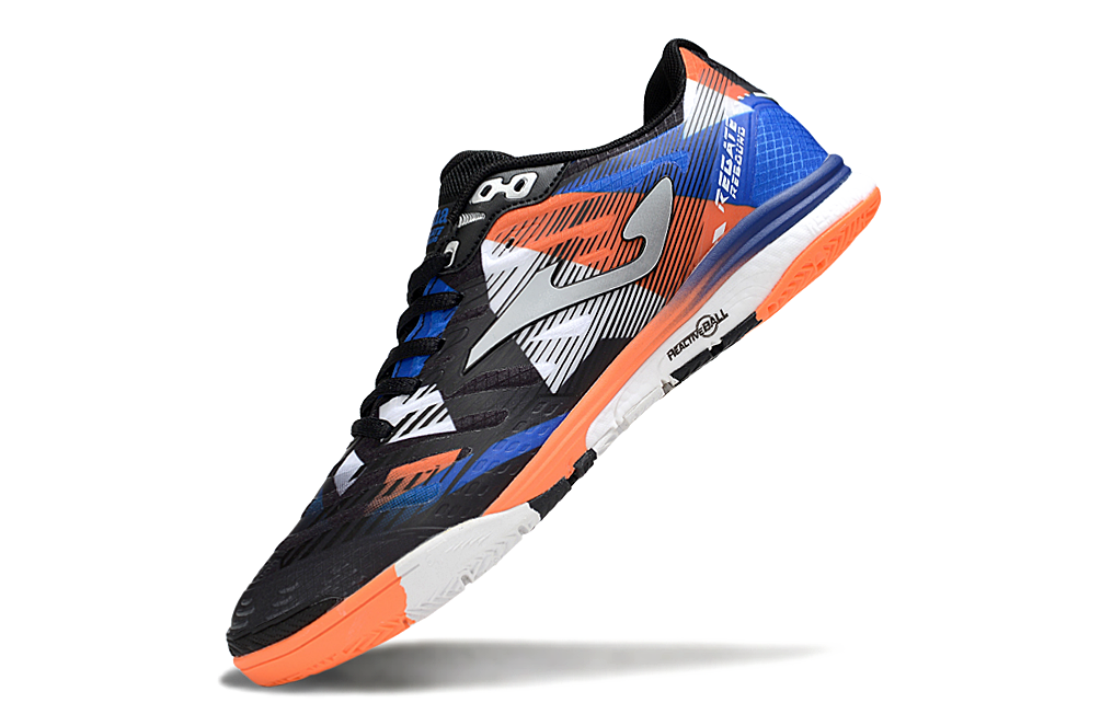 Chuteira Futsal Joma Regate Rebound IC em preto, azul e laranja para desempenho em pisos interiores.