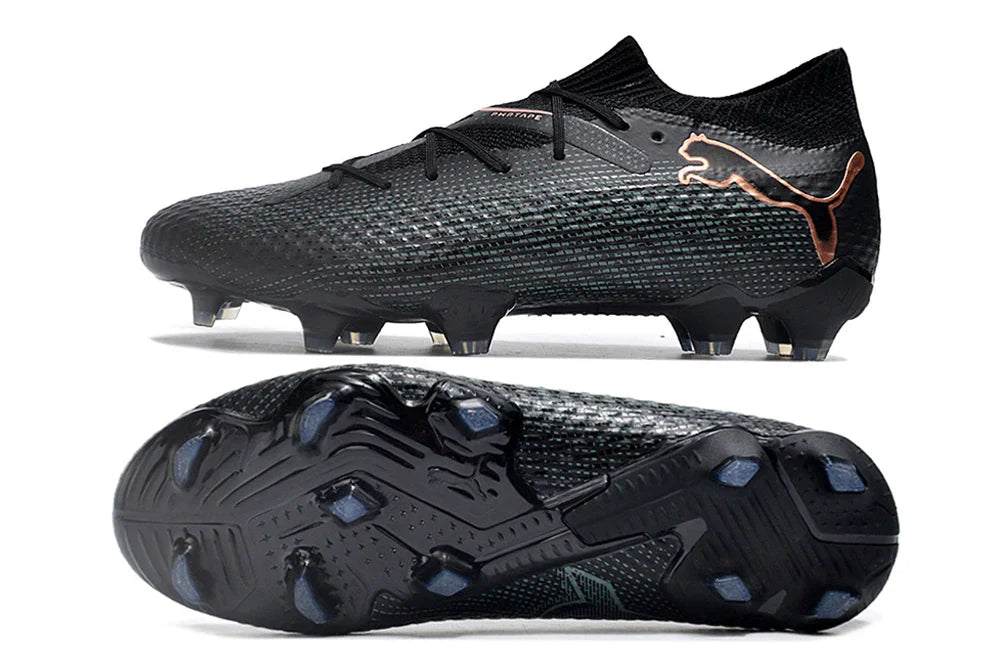 Chuteira Puma Future FTR FG Black, detalhes em preto e dourado, design moderno e esportivo.