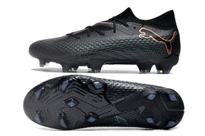 Chuteira Puma Future FTR FG Black, detalhes em preto e dourado, design moderno e esportivo.