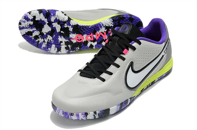Chuteira Futsal Nike Tiempo Legend 9 Elite IC Cinza com solado colorido e design moderno.