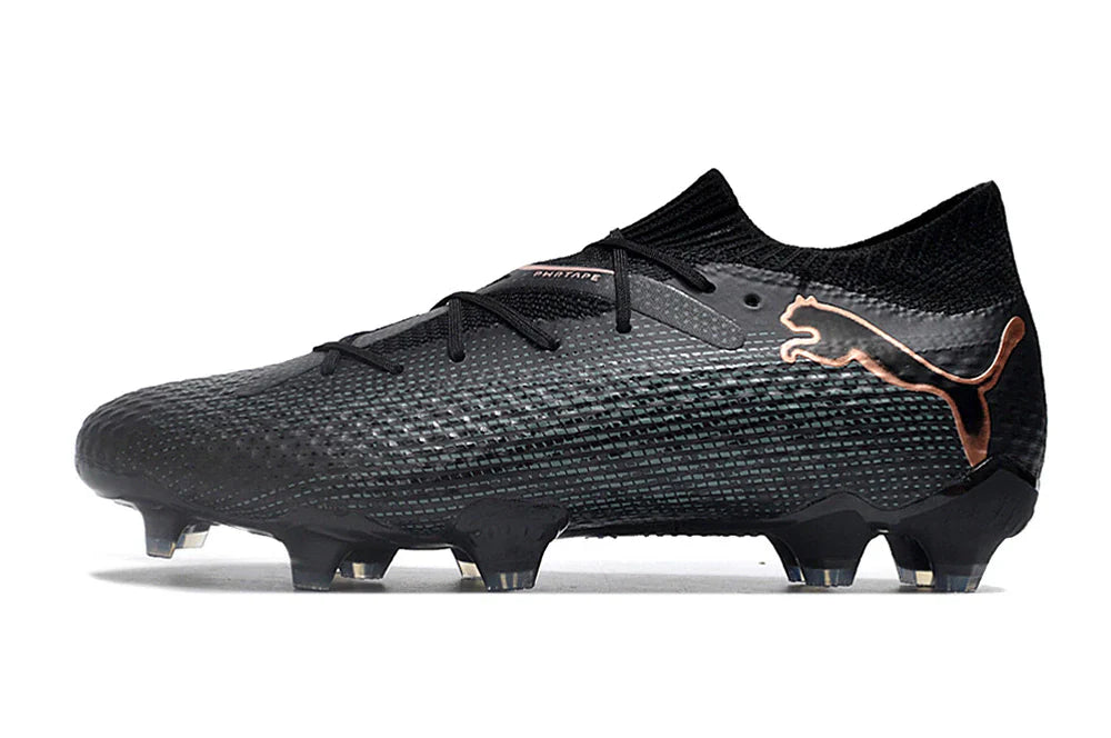 Chuteira Puma Future FTR FG Black mostrando design moderno e elegante em tom preto.