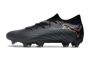 Chuteira Puma Future FTR FG Black mostrando design moderno e elegante em tom preto.