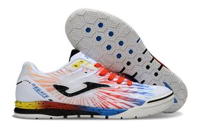 Chuteira Futsal Joma Regate Rebound IC Branca, Azul e Vermelha com design moderno e sola antiderrapante.