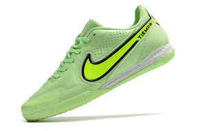 Chuteira Futsal Nike Tiempo Legend 9 Elite IC Verde em destaque, com design moderno e cores vibrantes.