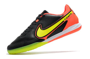 Chuteira Futsal Nike Tiempo Legend 9 Elite IC com design moderno em preto, amarelo e laranja, ideal para jogos.