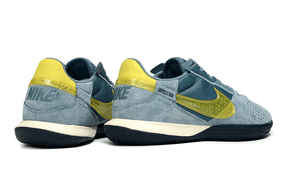 Chuteira Futsal Nike Street Gato IC - Azul e Dourada com detalhes em azul e dourado, ideal para jogadores de futsal.