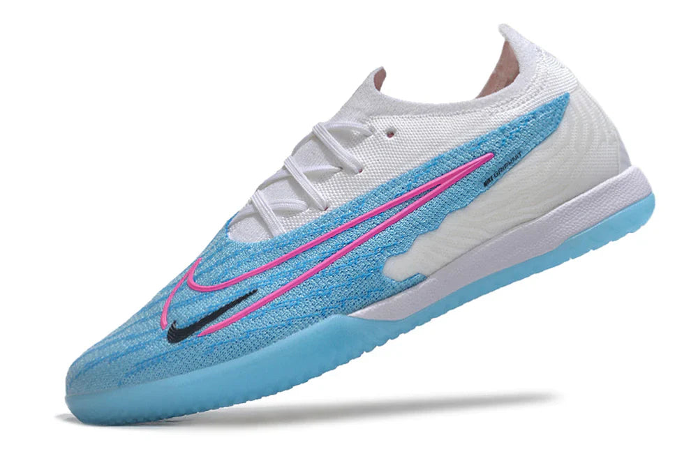Chuteira Futsal Nike Gripknit Phantom GX Elite IC na cor azul com detalhes em rosa e sola azul.