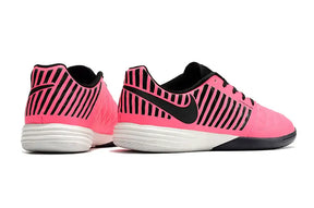 Chuteira Futsal Nike Lunar Gato IC em rosa com design inovador e sola IC para futsal de alto desempenho.