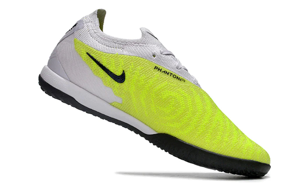 Chuteira Futsal Nike Gripknit Phantom GX Elite IC em destaque, ideal para jogos rápidos e controle da bola.