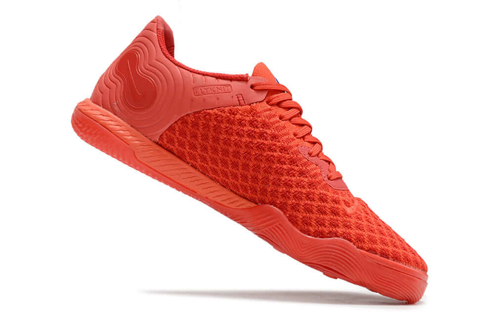 Chuteira Futsal Nike React Gato IC - Vermelha vista lateral em fundo branco.