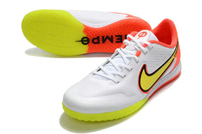 Chuteira Futsal Nike Tiempo Legend 9 Elite IC com detalhes em vermelho e amarelo, sola com excelente aderência.