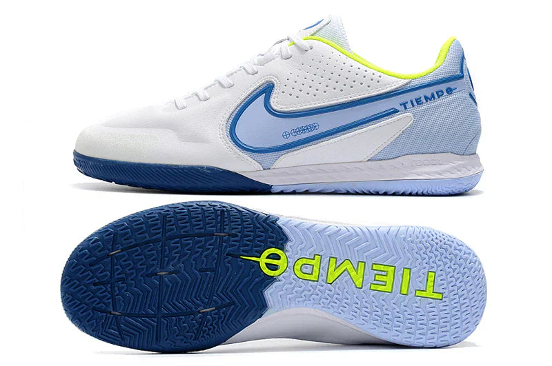 Chuteira Futsal Nike Tiempo Legend 9 Elite IC na cor branca e azul, sola com ótima tração para quadra.
