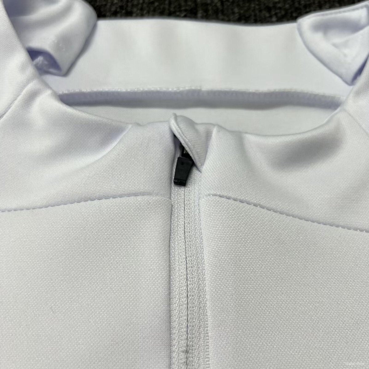 Detalhe do zíper do Fato de treino Sporting 24/25 - 1/2 Zip, ideal para atletas e fãs de futebol.