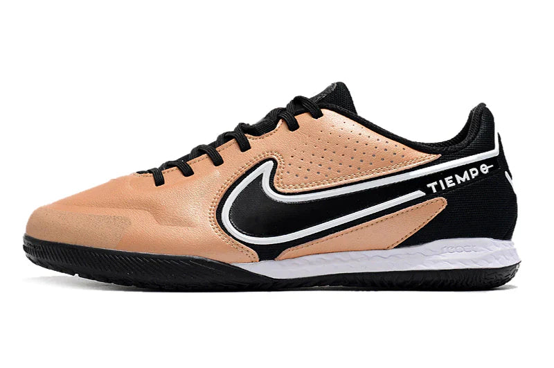 Chuteira Futsal Nike Tiempo Legend 9 Elite IC Laranja, ideal para jogos indoor, conforto e estilo.