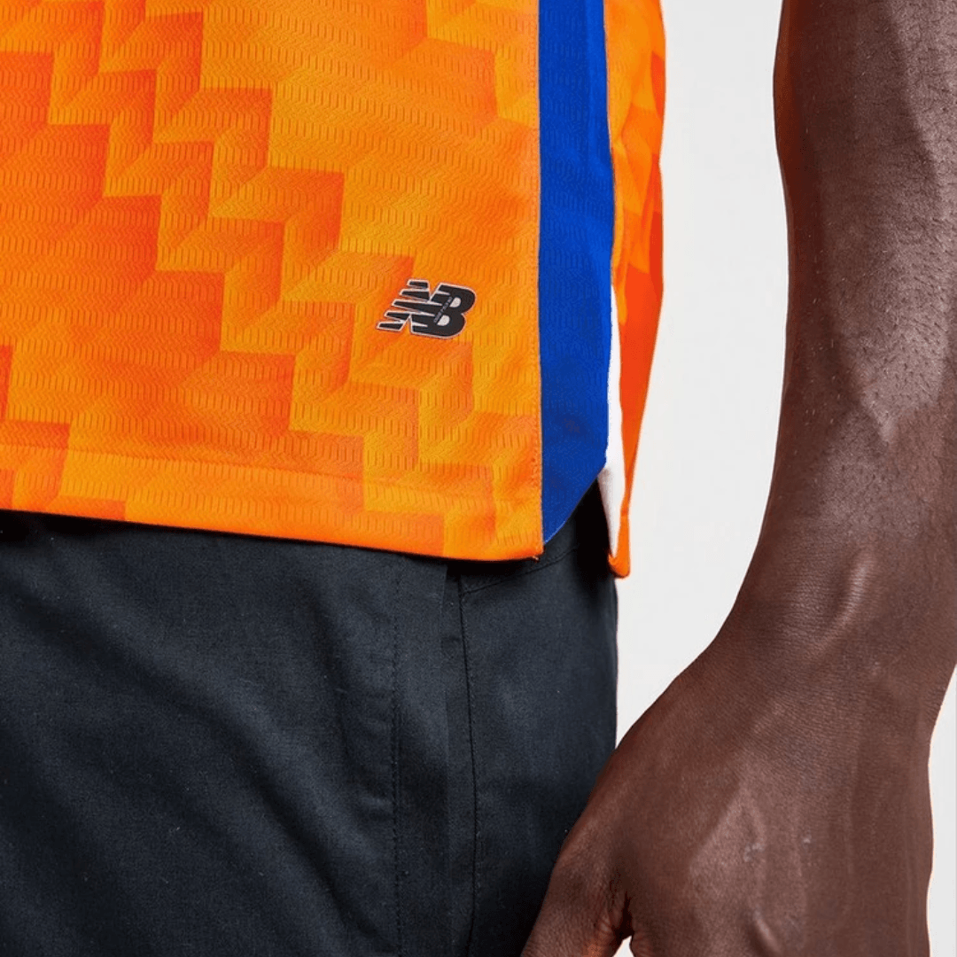 Camisola FC Porto away 24/25 Laranja com detalhes em azul e logo da New Balance na parte inferior