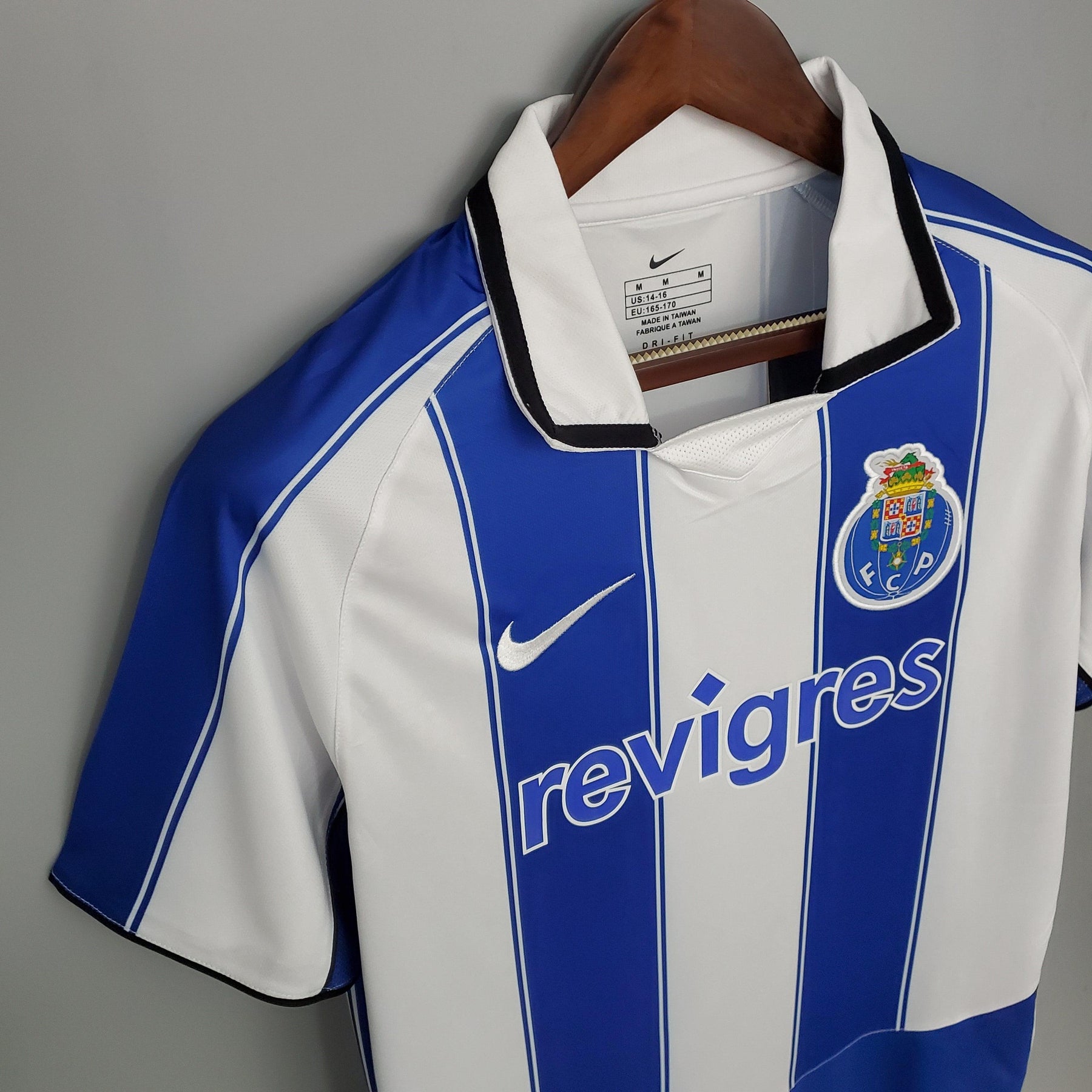 Camisola FC Porto Home 03/04 retro branca, detalhe da gola e logo, ideal para colecionadores.
