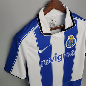 Camisola FC Porto Home 03/04 retro branca, detalhe da gola e logo, ideal para colecionadores.