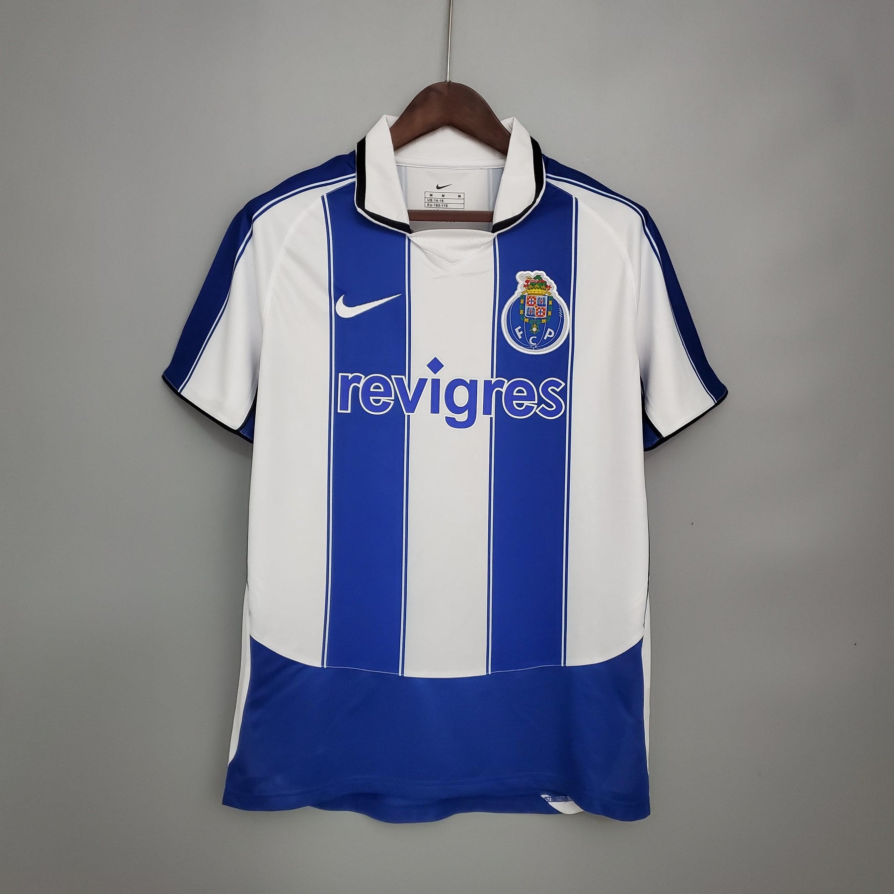 Camisola FC Porto Home 03/04 retro branca com detalhes azuis, disponível na OLYMPIC STORE.
