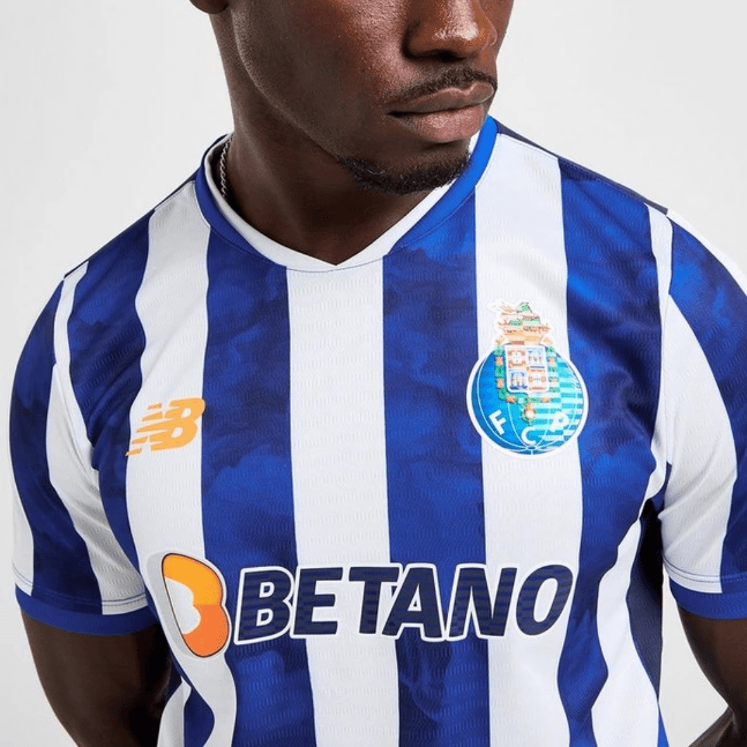 Camisola de futebol FC Porto 24/25 Azul e Branco com detalhes da marca Betano e New Balance.