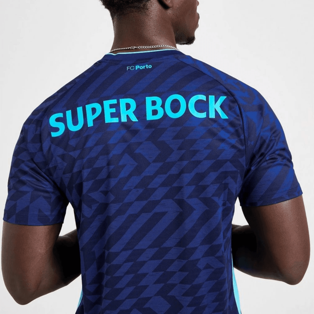 Camisola FC Porto terceira 24/25 em azul com detalheSuper Bock nas costas, disponível na OLYMPIC STORE.