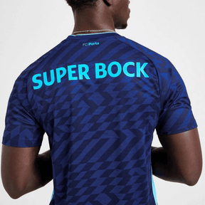 Camisola FC Porto terceira 24/25 em azul com detalheSuper Bock nas costas, disponível na OLYMPIC STORE.