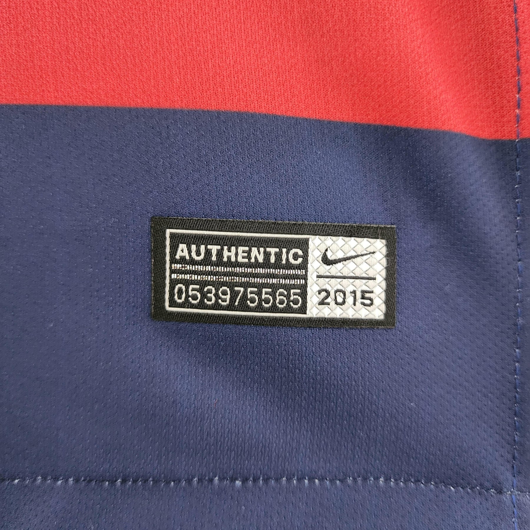 Etiqueta autenticidade da camisola Barcelona Home 15/16 da Nike, destacando o ano 2015 e o número 053975565.