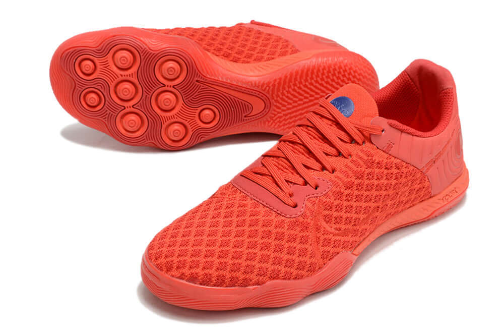 Chuteira Futsal Nike React Gato IC - Vermelha em destaque com sola destacável e design aerodinâmico.