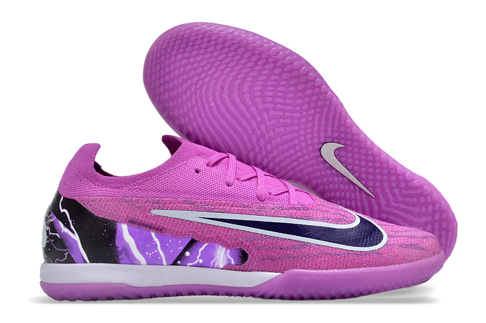 Chuteira Futsal Nike Gripknit Phantom GX Elite IC cor rosa com detalhes em preto e cinza, modelo ideal para futsal moderno.