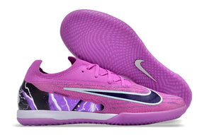 Chuteira Futsal Nike Gripknit Phantom GX Elite IC cor rosa com detalhes em preto e cinza, modelo ideal para futsal moderno.