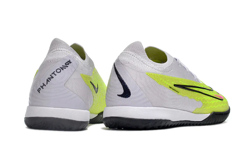 Chuteira Futsal Nike Gripknit Phantom GX Elite IC com design moderno e cores vibrantes na parte traseira.