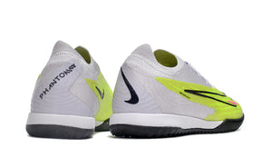 Chuteira Futsal Nike Gripknit Phantom GX Elite IC com design moderno e cores vibrantes na parte traseira.