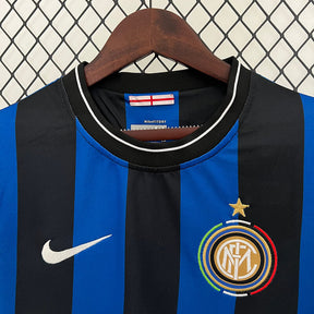 Camisa Inter de Milão Home 09/10 Retro com detalhes em azul e preto, gola preta e logo da equipe em destaque.