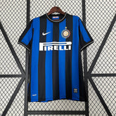 Camisa do Inter de Milão Home 09/10 Retro, com listras azuis e pretas, logo da Nike e patrocinador Pirelli.