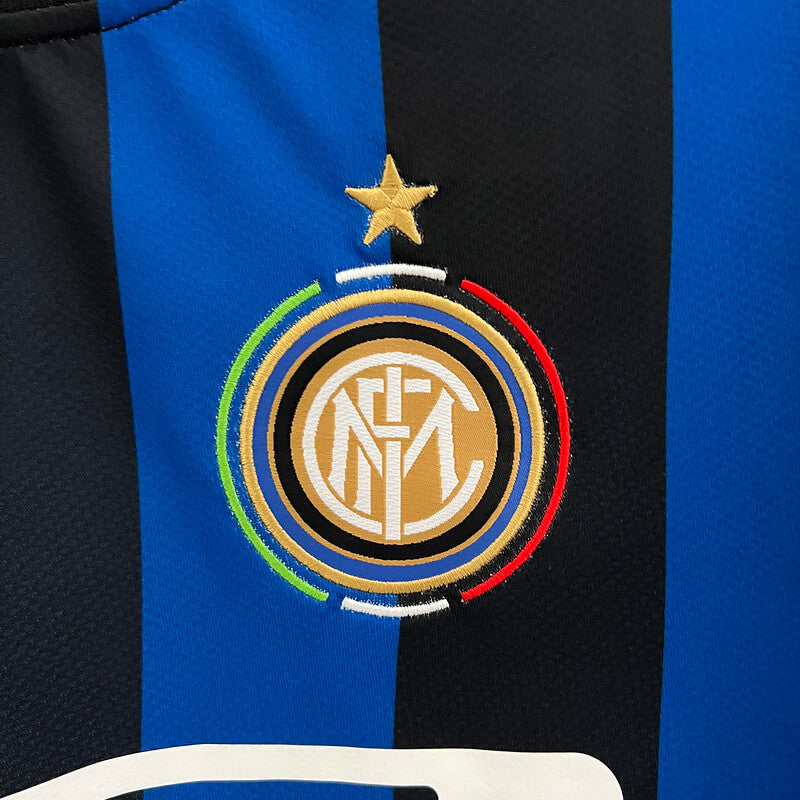 Logotipo bordado do Inter de Milão na camisa retro home 09/10 em preto e azul.