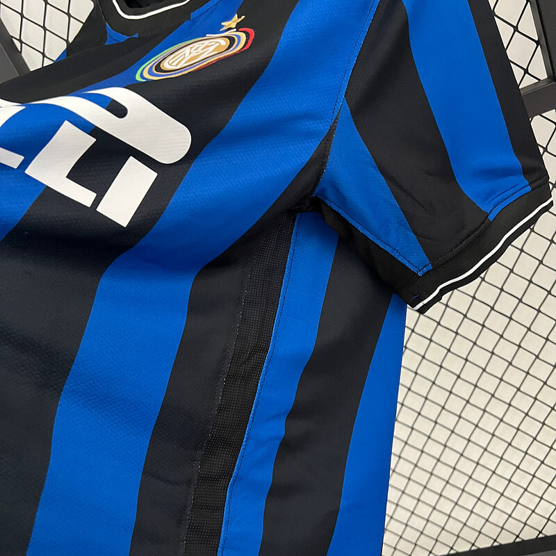 Camisa do Inter de Milão Home 09/10 Retro com design azul e preto, detalhes do escudo e logo.