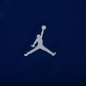 Logotipo do Jumpman em tecido azul marinho representando a marca Jordan.