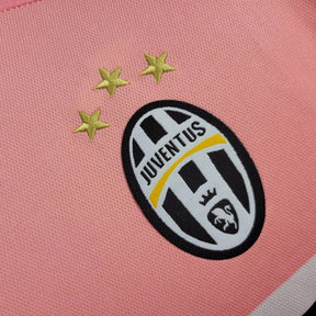 Detalhe do escudo da Juventus em camisa rosa, parte da Juventus Away 15/16 Retro.