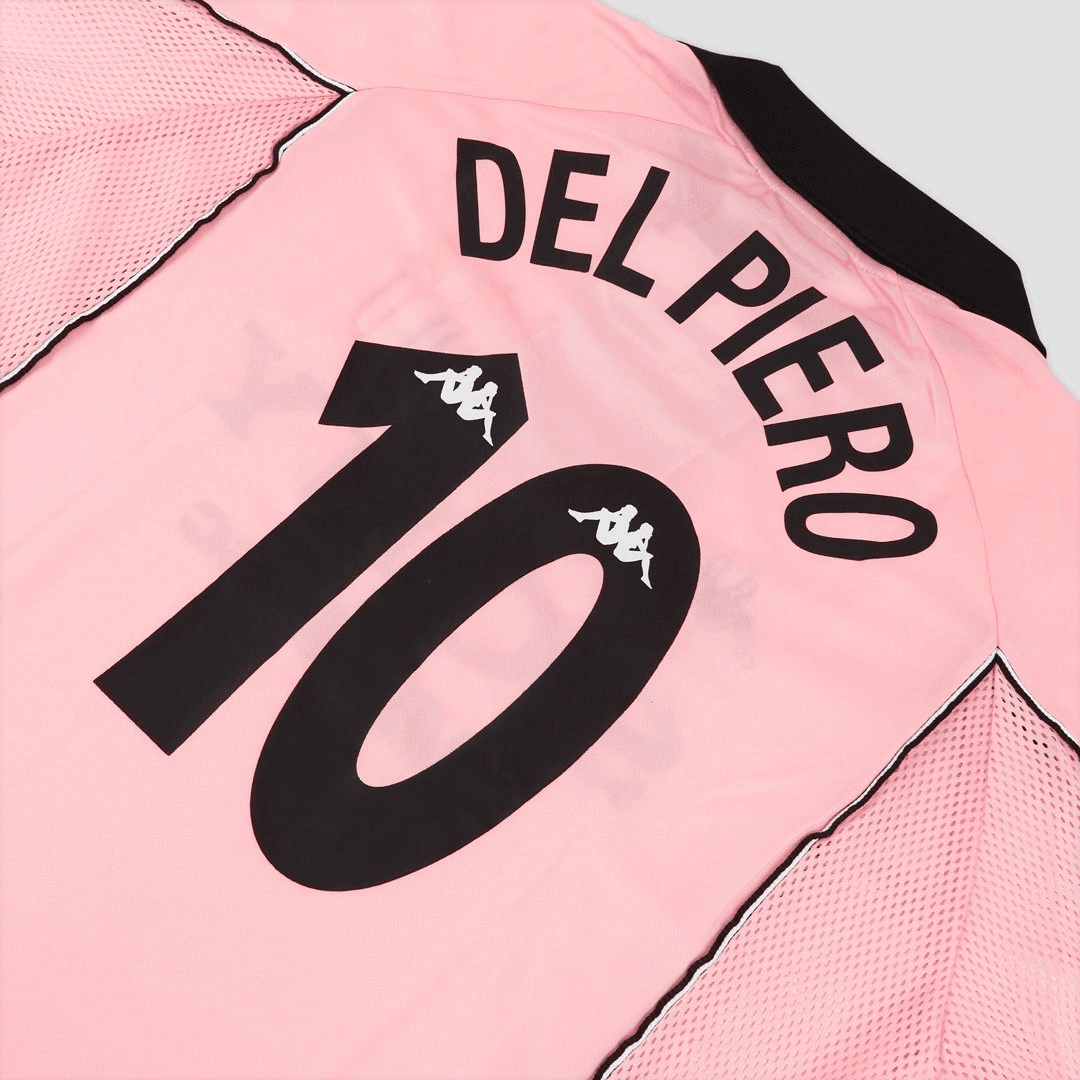 Camisolas Juventus - Centenário, camisa rosa com nome Del Piero e número 10, destaque para detalhes da blusa.
