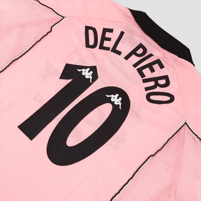 Camisolas Juventus - Centenário, camisa rosa com nome Del Piero e número 10, destaque para detalhes da blusa.