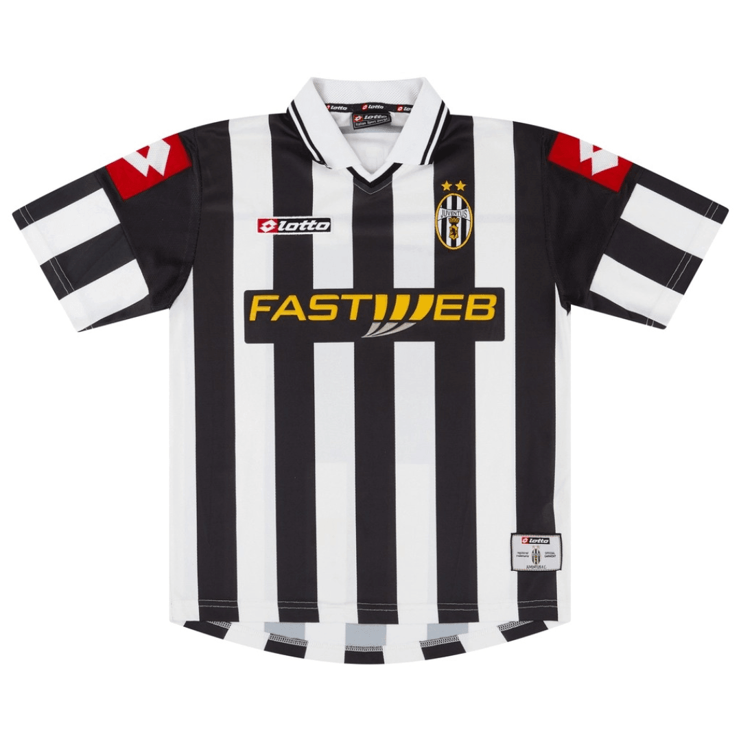 Camisolas Juventus Home 01/02 Retro, camisa de futebol listrada em preto e branco, logo e detalhes da Juventus.
