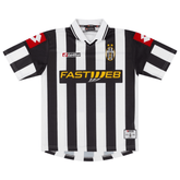 Camisolas Juventus Home 01/02 Retro, camisa de futebol listrada em preto e branco, logo e detalhes da Juventus.