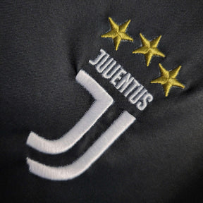 Logo da camiseta Juventus Home 19/20 com três estrelas, parte das camisolas Juventus.