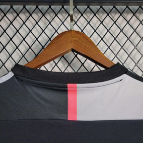 Camisolas Juventus Home 19/20 Retro, detalhe da gola e costura na parte de trás da camiseta