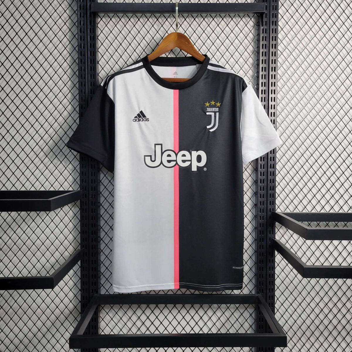 Camisolas Juventus Home 19/20 Retro na cor preta e branca, com logo da Juventus e detalhes em rosa.