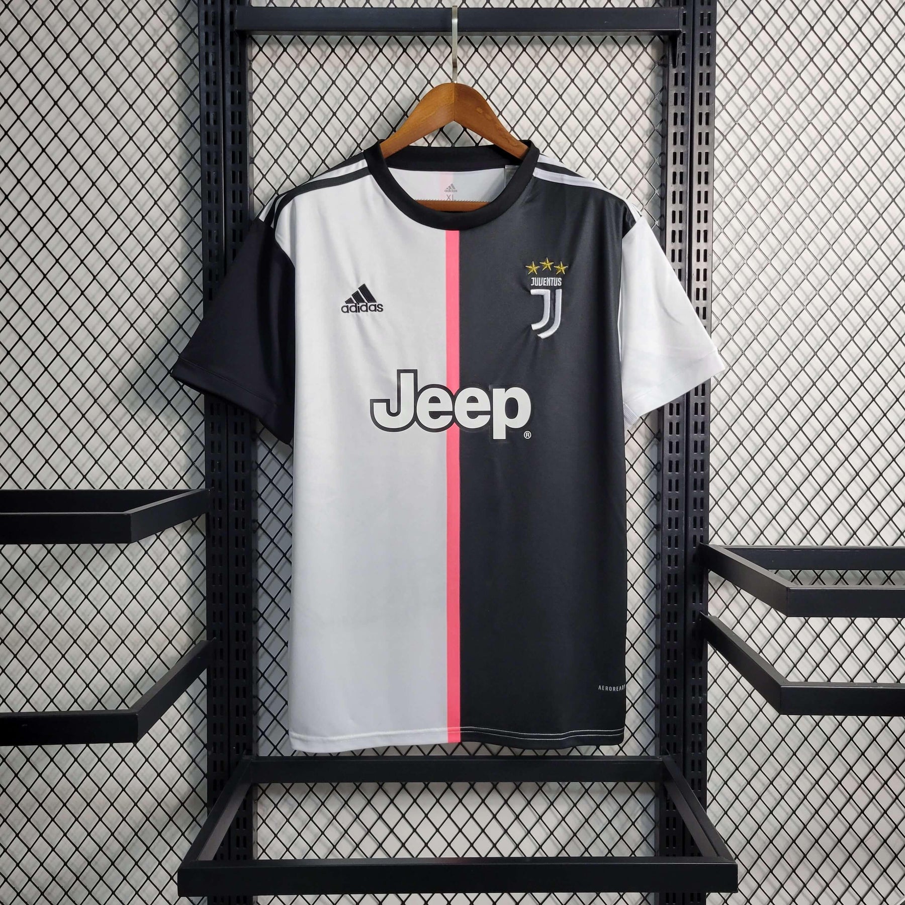 Camisolas Juventus Home 19/20 Retro na cor preta e branca, com logo da Juventus e detalhes em rosa.