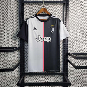 Camisolas Juventus Home 19/20 Retro na cor preta e branca, com logo da Juventus e detalhes em rosa.